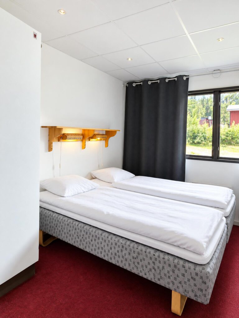 Dubbelrummet med två enkelsängar och fönster mot skogen
