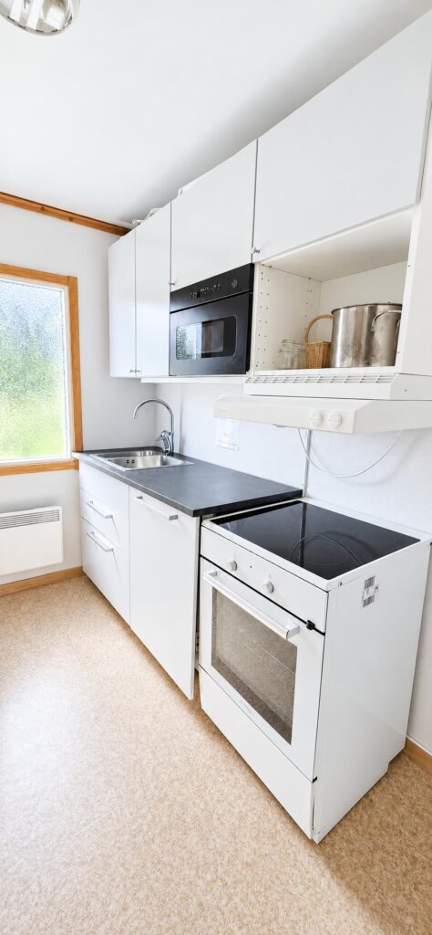 Köket med spis, ugn och mikrovågsugn