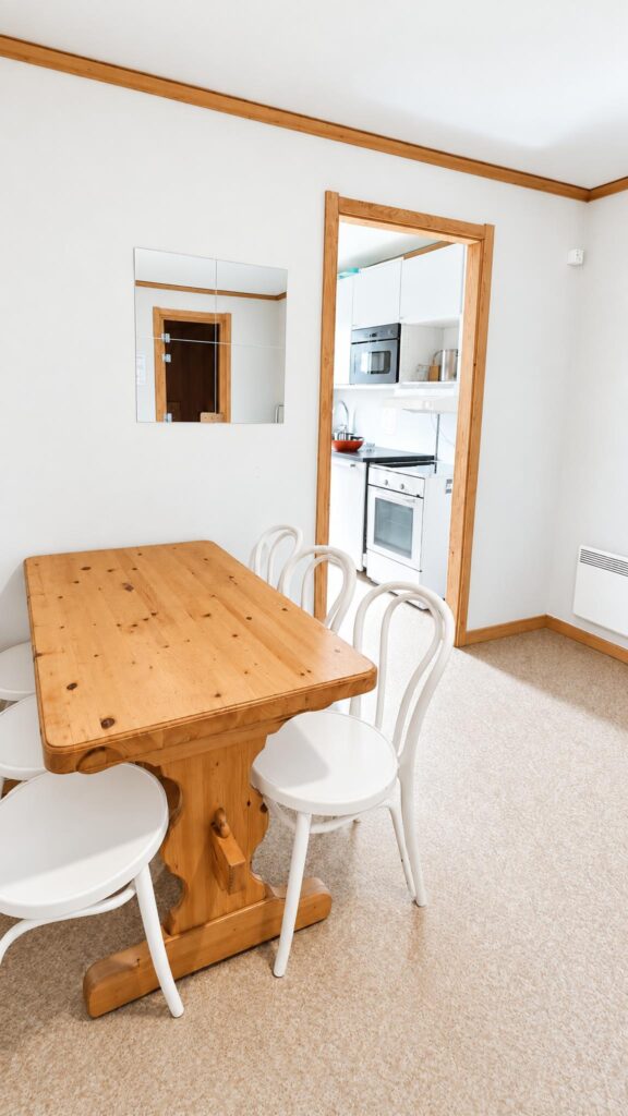 Matsalen med furubord och vita stolar